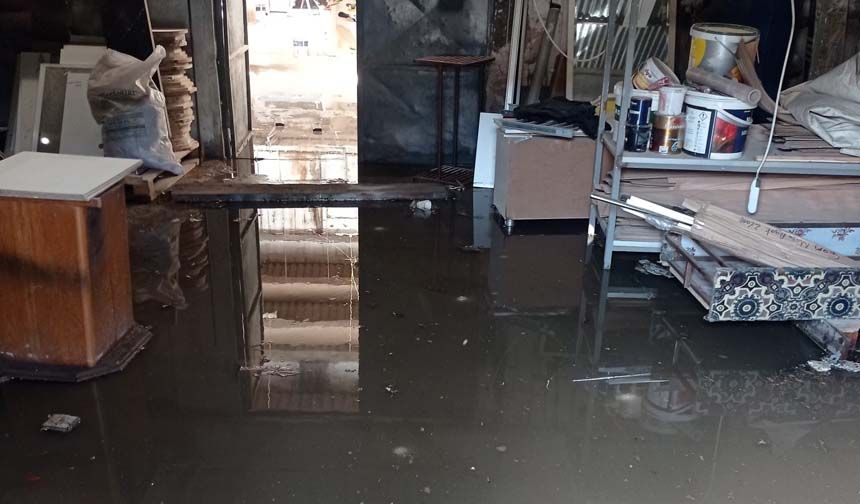 Özellikle geçtiğimiz perşembe günü öğleden sonra yaklaşık 1 buçuk saat yağan yağmur, her zamanki gibi yüzlerce iş yeri bulunan Baksan Sanayi Sitesi esnafını zor durumda bıraktı. Esnafın, altyapı noksanlığından dert yandığını bölge adeta sular altında kaldı. Bazı esnafların işletmelerini su bastı.
