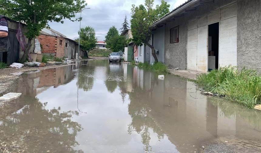 Eskişehir’in kent merkezinde özellikle hafta başında bu yana sağanak yağış zaman zaman etkili oldu. Yoğun yağış sonucunda bazı alt geçitlerde su birikintisinden dolayı araç trafiği olumsuz etkilenirken, vatandaşların hayatı yer yer olumsuz etkiledi.