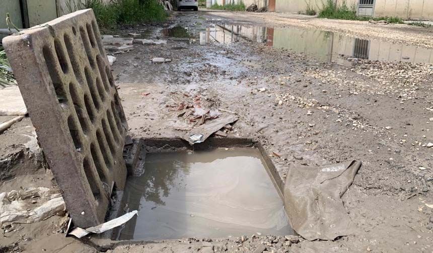 Yağmur suyunu kova ve paspaslarla tahliye ettiğini belirten esnaflar, çok sayıda ürünün zayi olduğunu belirtti. Altyapı sorunu nedeniyle ESKİ'ye başvurduklarını söyleyen vatandaşlar, yeterli bir çalışmanın olmadığından söz etti.