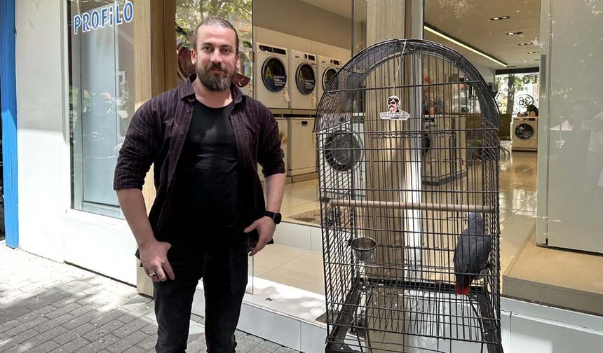 Eskişehir’de yaşayan Ruşen Ali Can, Adana’dan bir papağan aldı. Doktorlar Caddesi'nde bulunan beyaz eşya mağazasına konuşmasıyla maskot olmasını istediği papağanı kafesiyle birlikte mağazasının önüne konumlandıran Can, ilginç bir olayla karşılaştı.