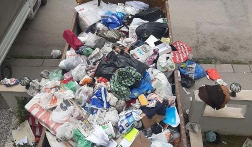Eskişehir'de Vişnelik Mahallesi Şehit Levent Ünbaş Sokak’ta bulunan bir apartmanın ikinci katındaki daireden kötü kokular geldiği şikayeti üzerine Odunpazarı Belediyesi ekipleri çalışma başlattı.
