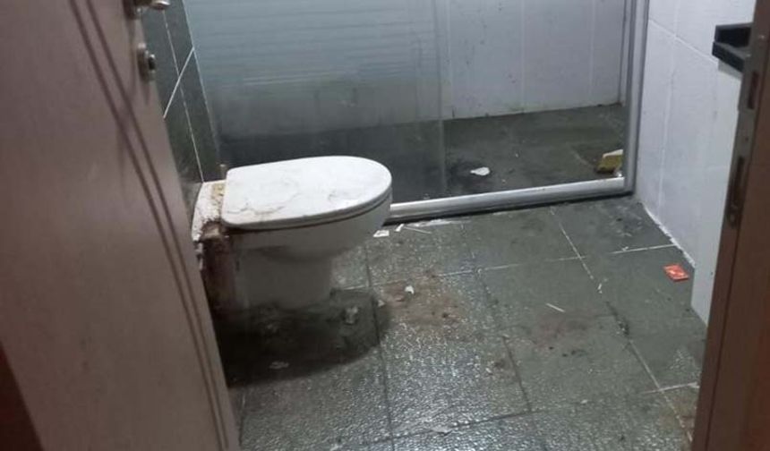 Tek başına yaşadığı ve zihinsel engelli olduğu belirtilen 55 yaşındaki Bülent K. tarafından evde çöplerin biriktirildiği belirlendi. Zabıta personeli ile birlikte eve gelen temizlik ekibi, Bülent K.’nin kapıyı açmamasından dolayı daireye çilingir yardımı ile girdi.