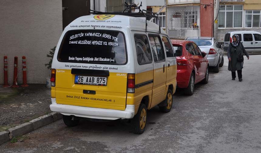 Özellikle Odunpazarı sokaklarında sıkça görülen araç, geçtiği yollarda odak noktası olmayı başarıyor. Görüldüğü bölgelerdeki vatandaşların sohbetine de konu olan Küçük Enişte isimli minibüs, farklı görünüşüyle caddelerdeki onlarca araç arasında dikkatleri çekiyor.
