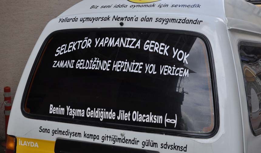 Minibüsün bagaj kapısının altına yazılan “bana öyle bakma kıskanacaklar” ve kapının üstüne yazılan “mutluluğa açılan kapı” gibi esprili cam yazıları da görenleri güldürdü.