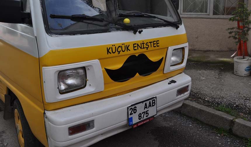 Eskişehir’de “Küçük Enişte” olarak bilinen ve kaportasına bıyık yapılan minibüs, esprili cam yazılarıyla ve ilginç tasarımıyla gözlere çarptı.
