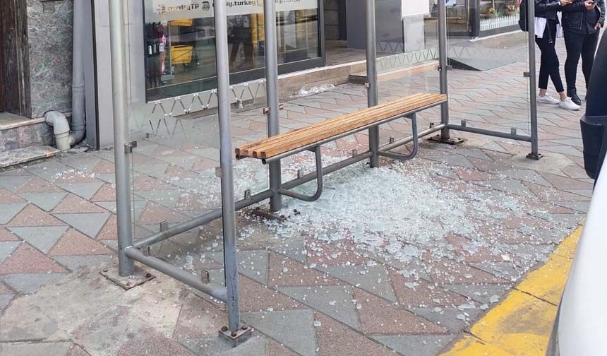 Eskişehir Atatürk Caddesi’ndeki otobüs durağının camları duyarsız vatandaşlar tarafından kırıldı.