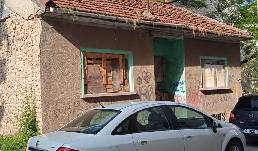 Uzun yıllardır kullanılmadığı iddia edilen müstakil evin pencerelerinin kırık olduğu bölümünün ve giriş kapısının tahta parçalarıyla kapatıldığı görüldü.