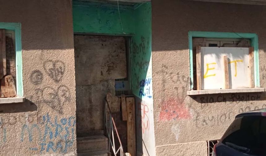 Öte yandan duvarlarına da sprey boya ile yazılan yazılar çirkin görüntü oluşturuyor.