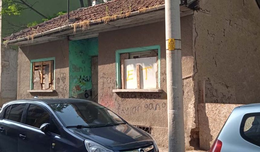 Tepebaşı ilçesi Hayriye Mahallesi Hacıhabib sokakta bulunan bir ev görüntüsüyle dikkat çekiyor.