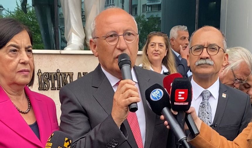 “Türkiye'nin en yaşanabilir olan kültür ve sanat şehri, gençlik şehri Eskişehir son günlerde yasakların şehrine dönüşmeye başladı. Geçen yıl Anadolufest iptal edilmişti. Bu yıl da Octoberfest iptal edildi. Gerekçesi aynı. Huzurun sağlanması, suç işlenmesinin engellenmesi... Valiliğin gerekçesi bu. Oysa valiliğe, güvenlik güçlerine düşen bu etkinlikler yapılırken güvenliğin sağlanması. Güvenlik sağlanamaz diye etkinliğin iptal edilmesi demokraside olmayacak bir iş. Zaten güvenlik makamları, mülki idare bunun için var. İnsanlar demokratik haklarını özgürce kullansın, güvenlik için kullanabilsin diye. Ayrıca, işin başka bir boyutu ise Türkiye'nin dört bir yanında Octoberfest festivalleri düzenleniyor.