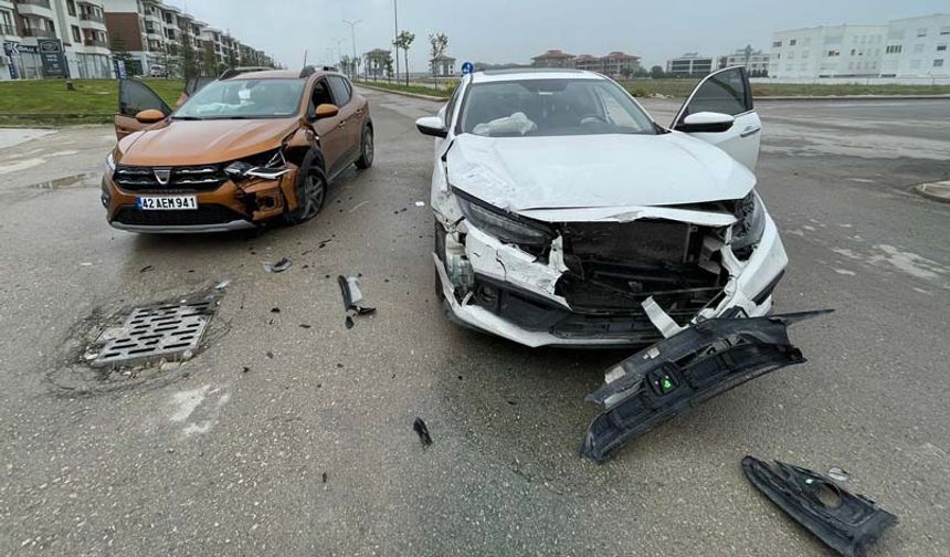Kazada yaralanan olmazken iki araçta da maddi hasar meydana geldi.