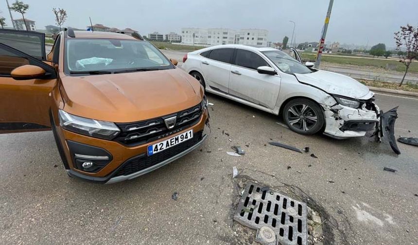 Edinilen bilgilere göre süratlı bir şekilde kavşağa giren bir araç 42 plakalı başka bir araca çarptı. Çarpışma sonucu iki aracın da hava yastıkları açıldı.