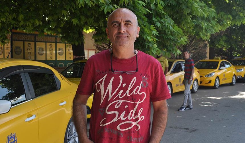 Eskişehir Şehirlerarası Otobüs Terminali’nde taksicilik yapan Mislim Salih, şehir içerisinde tramvaya bazı öncelikler sağlandığını ve bunun trafiği olumsuz yönde etkilediğini söyledi. Ana arterlere alt ve üst geçitler yapılmasının bu tür sorunlara çözüm sağlayabileceğini ifade eden Salih, “Eski bayramlar yok, tabiri caizse durak çakılı. Eskiden bu şekilde değildi. İnsanlar artık bayramı tatil olarak görüyor. Bayramı bayram olarak yaşamıyoruz. Dolayısıyla bayram öncesi işlerimiz durgun geçti ancak bizi asıl etkileyen şey trafik sorunu oldu. Eskişehir’de 2004 yılında tramvay sistemine geçildi. Trafikte tramvayın bazı öncelikleri oldu. Burası zaten caddeleri ve sokakları dar olan bir şehir. Bu işlerin sinyalizasyon istatistikleri var. Mesela 10 araba A noktasından B noktasına 5 dakikada gidecekse, sinyalizasyonda öncelik tramvaya verildiği için bu bütün trafiği etkiliyor ve süre uzuyor. Böyle olunca tüm araçlar yoğun bir şekilde trafikte kalıyor. Ondan sonra 5 dakikalık yere 10 dakikada, 20 dakikalık yere de 50 dakikada gidiliyor. Otogar girişi, adliye, Odunpazarı ve Atatürk Lisesi gibi ana arterlerde tramvaya alt veya üst geçit yapılması gerekiyor. Artık bu Eskişehir için şart oldu” dedi.
