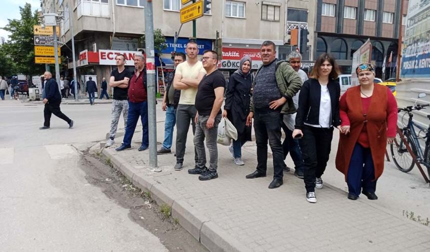 Eskişehir'de Asarcıklı Caddesi’nde yapılan yıkımı gören vatandaşlar gözlerini adeta kepçeden ayıramadı.