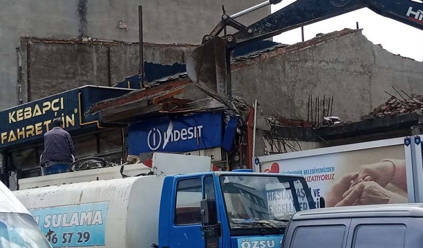 Kepçe izleyen vatandaşların kısa süre içerisinde kaldırımda yoğunluk oluşturması görenleri güldürürken, onlar ise kimseye aldırış etmeden her şeyi bırakıp dakikalarca yıkım çalışmasını seyretti.