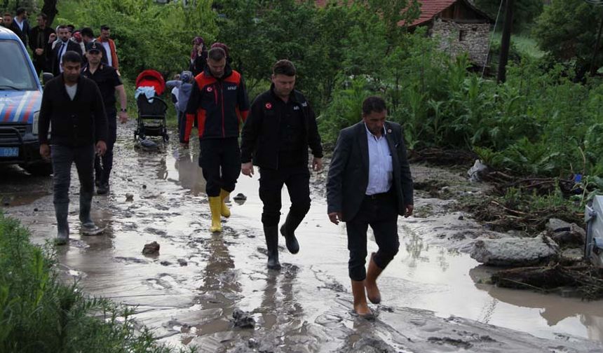 Sel suları üç evin yıkılmasına neden oldu. Vatandaşlar sağlık açısından bir problem yaşamazken, bazı hayvanların hayatını kaybettiği bildirildi.