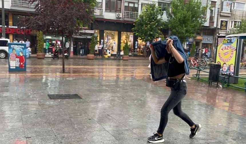 Şehir merkezinde yağışa hazırlıksız yakalanan vatandaşlar ıslanmamak için kapalı alanlara sığınırken, bazı vatandaşlar ise ceketlerini kafasına geçirerek korunmaya çalıştı.
