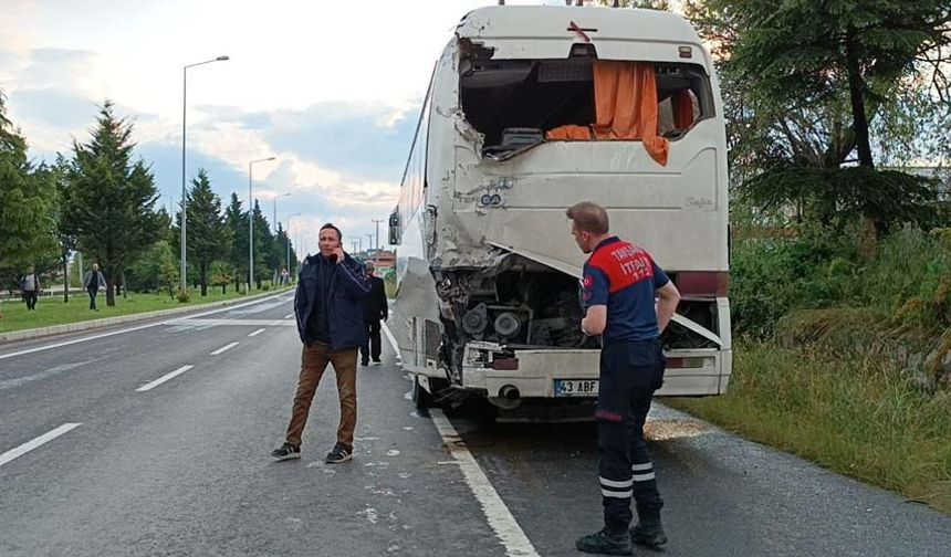 Tavşanlı Kütahya Karayolunun 3. kilometresinde meydana gelen kazada G.G., H.Ş., A.Ş., A.Y., N.A., B.Y., F.Ç., H.S., S.D., Y.T. ve sürücü M.Ç. yaralandı.