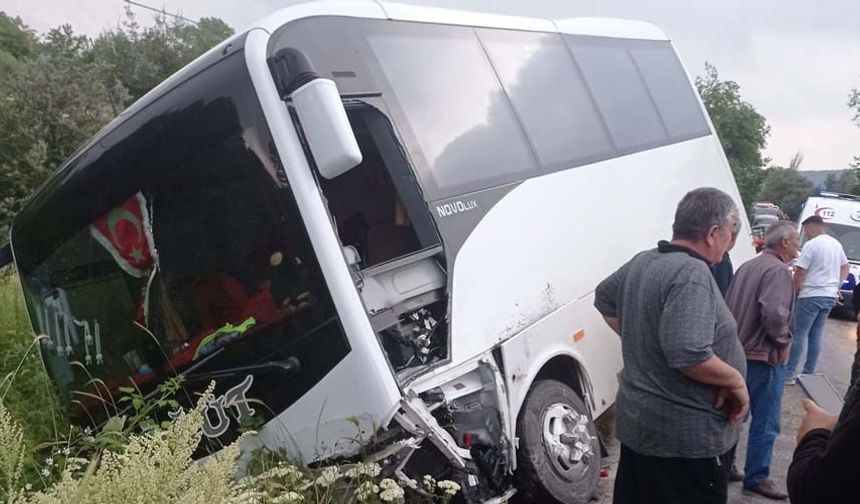 Otomobilde 2, minibüste 9 kişinin yaralandığı kazada, can kaybı yaşanmadı. Araçlardan çıkartılan yaralılar hastaneye kaldırıldı. Kazayla ilgili inceleme başlatıldı.
