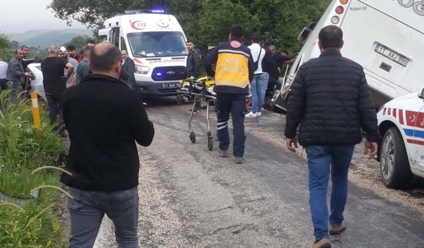 Çarpışmanın etkisiyle her iki araç yoldan çıktı. Yoldan geçen diğer sürücüler kazayı 112 acil servis ekiplerine bildirdi. Söğüt Belediyesi İtfaiye ekiplerince araçlarda sıkışan vatandaşlar çıkartılarak, sağlık ekiplerine teslim edildi.
