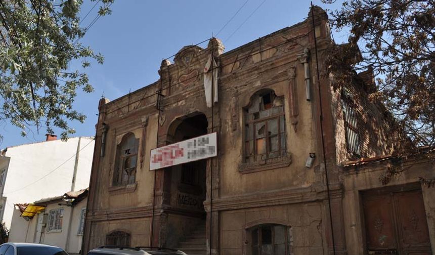 Yaklaşık 110 yıllık olduğu düşünülen tarihi binanın camlarının kırıldığı, kapısına ve duvarlarına boya spreyleriyle yazılar yazıldığı görülürken, su tesisatlarının çalındığı iddia edildi. Bina hissedarlarından birisi olan Mehmet Yelkovan, kardeşler arasında paylaşım yapamadıklarını için konağı satışa koyduklarını ve bu nedenle bakım yapmadıklarını söyledi.