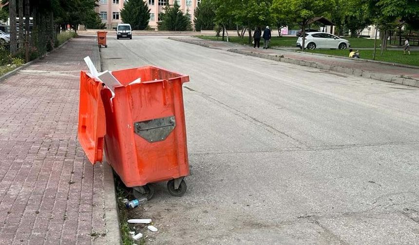 Çöp konteynerleri kötü görüntüler oluştururken, vatandaşı da mağdur ediyor. Kapağı olmayan, tekeri ve gövdesi kırık olan Hasarlı konteynerler değiştirilmeyi bekliyor.