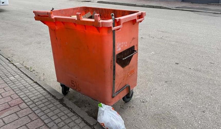 Genellikle plastik olan konteynerlerin gövdelerinde uzun çatlaklar mevcut. Tekerlekleri kırık olan konteynerler yan yatarken, kırık olanların ise gövdesinin iyice ayrıldığı görüldü.