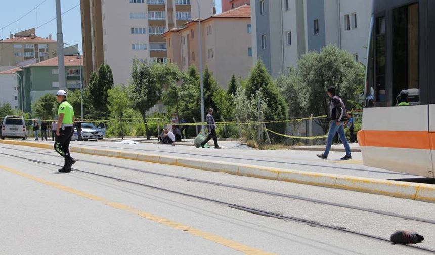 Mustafa Yılmaz’ın bir ayakkabısı ise olay yerine yaklaşık 50 metre öteye düştüğü görüldü. Aracın hasarı ve uzağa düşen ayakkabı çarpmanın şiddetini gözler önüne serdi. Olay yerine gelen Mustafa Yılmaz’ın yakınları, büyük üzüntü yaşadı. Olay yerine çok sayıda polis ve sağlık ekibi sevk edilirken, tramvay seferleri durduruldu.
