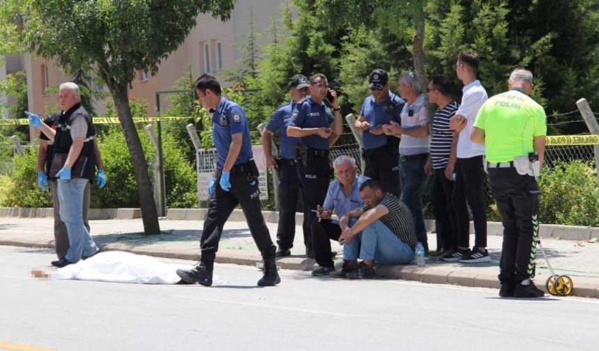 Olay, Odunpazarı ilçesi Sultandere Mahallesi, Selami Vardar Bulvarı üzerinde meydana geldi. Edinilen bilgiye göre, 26 PS 658 plakalı hafif ticari aracın sürücüsü 19 yaşındaki İ.F.E., Selami Vardar Bulvarı üzerinde, iddiaya göre süratli bir şekilde ilerlerken yol üzerindeki kasisten yavaşlayarak geçmek yerine tramvay yolundan geçti.