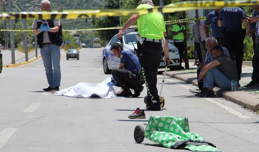 Sürücü, bu esnada mahallede kurulan pazara gitmek üzere karşıdan karşıya geçen 72 yaşındaki Mustafa Yılmaz’a çarptı. Çarpmanın etkisiyle talihsiz adam havalanıp sonra da yere düştü. Yılmaz’a çarpan İ.F.E.’nin aracı ise olay yerinden metrelerce ilerde durabildi. Aracın ön camı ve ön tamponu ağır hasar aldı.