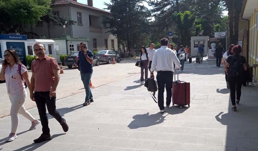 Tren garının gelen ve giden yolcu kapılarının önünde, bayram tatili için şehir değiştiren onlarca kişi yoğunluk oluşturdu.