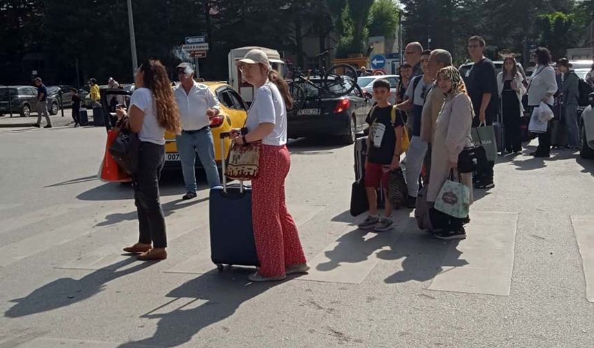 Yüksek Hızlı Tren (YHT), birçok kişi için ulaşım aracı tercihi oldu. Hızlı trenin gittiği tüm iller için ortak nokta olan Eskişehir'de de Eskişehir Tren Garı’nda bayram tatili hareketliliği başladı.