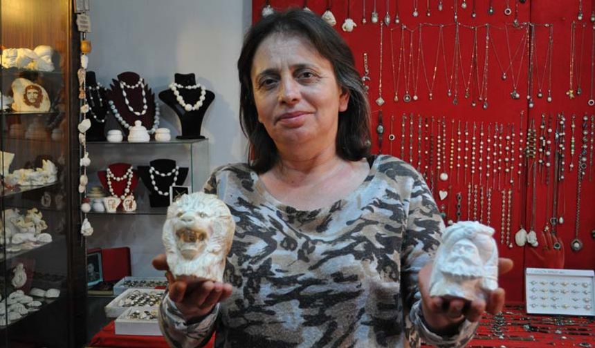 Lületaşı için daha fazla tanıtım çalışmaları yapılmasını bekliyoruz. Geçen sene işler biraz durgundu. Bu sene aktif, daha da aktif olması için lületaşının tanıtım çalışmaları arttırılabilir. Lületaşı sadece Eskişehir’de olmasına rağmen gelen müşterilerimizin bu konuda pek bilgili olmadığını görüyorum. Bence lületaşı gereken değeri görmüyor. Lületaşının esasında tüccarlık olmaması gerekiyor. Ustaların hepsi bir araya toplanmalı, gelen turistlere de bu konularda daha detaylı bilgi verilmeli. Evlerimizde gizli ustalarımız var, onlar dışarıya çıkarılmalı. Müşterilerimiz Eskişehir'i çok beğeniyorlar, burada kalmayı düşünen bile var. Ancak lületaşının da tanıtımı iyi yapılmalı” şeklinde konuştu.