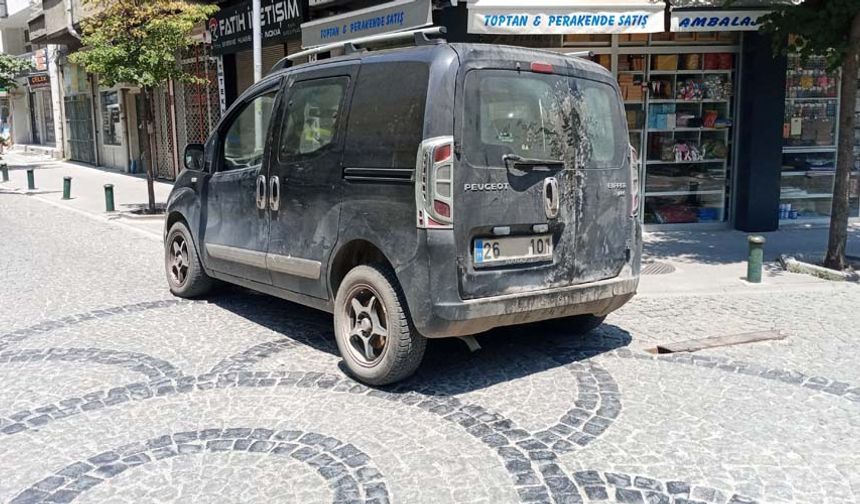 Normalde yasak olduğu bilinen bölgelere bırakılan araçlar gözlere çarparken, açık olan otoparklar yerine kapalı olan otoparkların önüne park yapılması ise dikkat çekti.