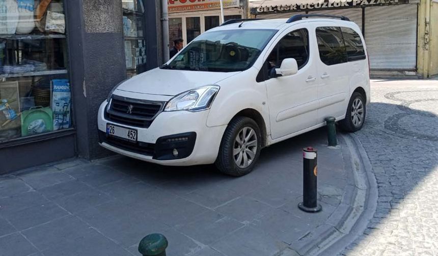 Odunpazarı ilçesi İstiklal Mahallesi'nde bazı ara sokaklardaki boş alanları sürücüler otopark alanı olarak değerlendirdi.