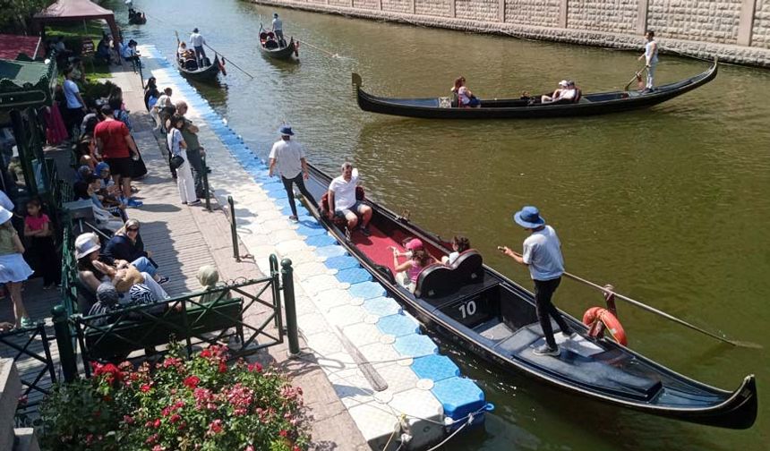 Gondol iskelesinin kenarında sıra bekleyen onlarca vatandaş gözlere çarparken, korkulukların etrafından Porsuk Çayı’nın güzelliğini fotoğraflayan insanlar dikkatlerden kaçmadı.