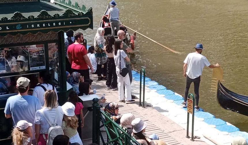 Adalar Bulvarı ve Doktorlar Caddesi gibi bölgelerde yoğunluk meydana gelirken, büyük ilgi gösterilen gondol seferlerinde ise adeta trafik oluştu.