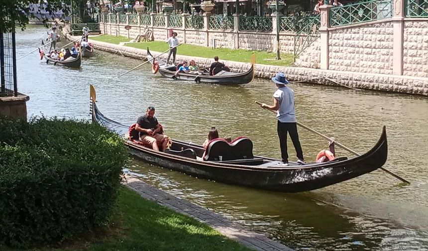 Kurban Bayramı çerçevesindeki 9 günlük tatili Eskişehir’de değerlendirmeye gelen turistler şehir merkezini doldurdu.