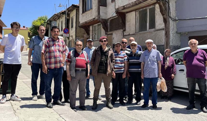 Eskişehir’i yüzbinlerce turistin ziyaret etmesinin temel taşlarından birisi olan Tarihi Odunpazarı Evleri’nin bir kısmı yıkım riskiyle karşı karşıya.
Restore edilen evlerin yakınında bulunan 130-140 yıllık binaları kamulaştırmak amacıyla girişimde bulunan Eskişehir Büyükşehir Belediyesi, bölge halkının büyük tepkisine neden oldu.
Asırlık evlerin restorasyonu yerine yıkımı için mahalleliden mülklerini satmasını isteyen Eskişehir Büyükşehir Belediyesi, bölge halkı tarafından tarihi dokunun kaybına neden olacağı için mahkemeye verildi. Her an yıkım riskiyle yaşayan bölge halkı ise içinde bulundukları duruma isyan etti.