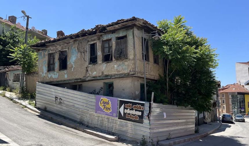 İçinde bulundukları durumu diğer vatandaşlara duyurmak isteyen bölge halkı, yıkımı yapılmak istenen evlerin duvarlarına yazı astı. Duvarlara asılan yazılarda “Ben 110 yaşındayım. Ben kültürel mirasım. Belediyenin beni yıkmasına izin vermeyin. Yıkılıp, ‘Ytong’ ile kopyalanmama, yerime boş alan yapmalarına izin vermeyin. Ben restore edilebilirim. Beni yaşatın arkadaşım. Ben yüzyıllarca yaşayabilirim” ifadeleri yer aldı.