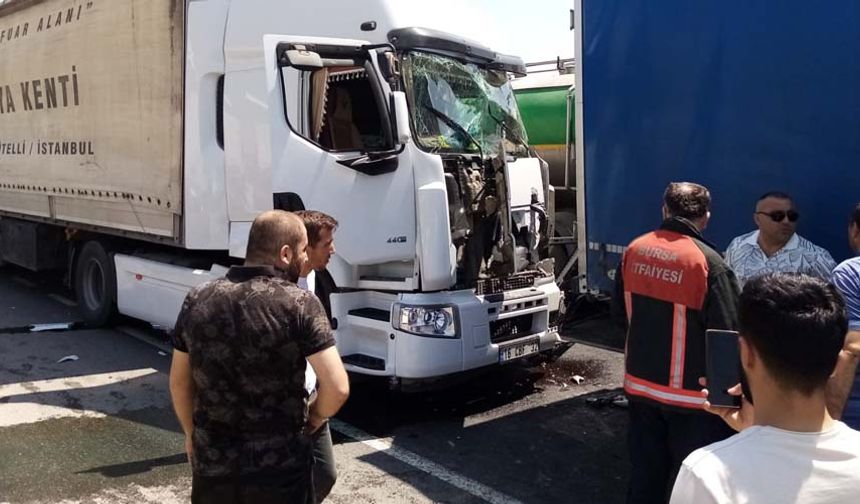 Kazaya neden olan tır sürücüsünün isminin Murat Öz olduğu öğrenildi. 31 yaşındaki Yusuf Beklik’in kontrolündeki cip çarpmanın etkisiyle devrildi. 35 yaşındaki Erhan Ersan’ın idaresindeki tır ise başka bir araca çarptı.