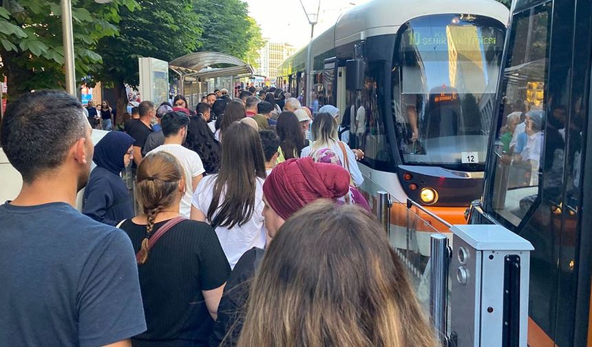 Türkiye, yaşlı vatandaşlarına toplu taşıma konusunda yeni bir kolaylık sağlıyor. Aile ve Sosyal Hizmetler Bakanlığı, 65 yaş ve üzeri vatandaşların ücretsiz olarak toplu taşıma araçlarını kullanabilmesi için yeni bir karar aldı. Bu karar, yaşlı nüfusun ulaşım ihtiyaçlarını karşılamayı amaçlıyor. Ayrıca, dar gelirli ailelerin çocuklarına yönelik bir ulaşım yardımı programı da başlatılıyor.