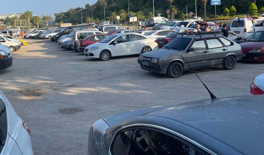 Ege ve Akdeniz ilçelerinde zaman zaman bu kadar da olmaz denilen görüntüler yaşanıyor. Otellerde yer bulamayan ya da tatilini bedavaya getirmeye çalışanlar, plaj otoparklarına araçlarını park edip otoparkı evi gibi kullanırken, kimileri de plajları çadır kente çevirdi.