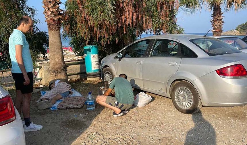 Otoparklar ağzına kadar doluyken çöp konteynerleri de doldu taştı. Sadece denize girmek için gelen tatilcileri ise araçlar üzerine serilmiş çamaşırlar ve yerlerde, araçlarda uyuyan insanlar karşıladı.