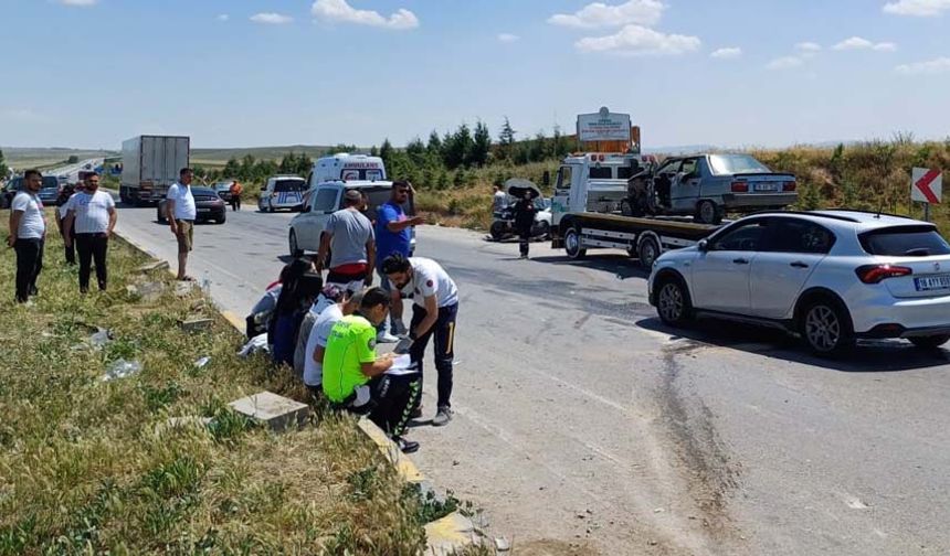 Yaralılardan 1’inin durumunun ağır olduğu öğrenildi. Kaza esnasında yoldan geçen hafif ticari bir araç sürücüsünün yaptığı ani manevra sonucu refüje çıktı. Kazayla ilgili inceleme başlatıldı.