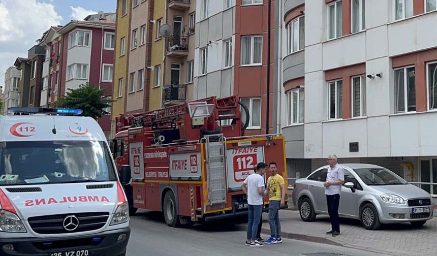 Gaz vanalarının açık bırakılarak intihara teşebbüs olabileceği yönündeki ihbarı değerlendiren ekipler, defalarca çalınmasına rağmen açılmayan daire kapısını kırarak içeri girdi.