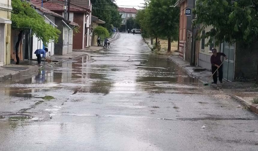 Eskişehir’de birkaç gündür etkisini arttıran hava sıcaklıkları, yerini bugün bazı yerlerde etkili olan gök gürültülü sağanak yağmura bıraktı.