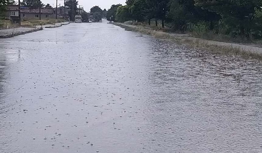 Eskişehir'de Gündoğdu mahallesinde de etkili olan yağışlar, bazı noktalarda sürücülere zor anlar yaşattı. Caddelerde oluşan birikintileri sebebiyle araçlar ilerlemekte güçlük çekerken, sıcak havaya alışan vatandaşların bir bölümü ise yağmura hazırlıksız yakalandı.