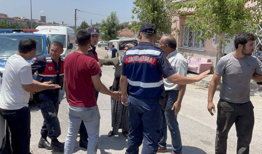 Operasyonu Eskişehir İl Jandarma Komutanlığı’na bağlı ekipleri düzenledi. Hırsızlık şüphelisi olduğu iddia edilen şahıslar arama yapmak isteyen ekiplere tepki ve direnç gösterdi. Operasyonu düzenleyene tepki gösteren şüpheliler o anları kayıt altına almaya çalışan gazetecilere tepki gösterdi.