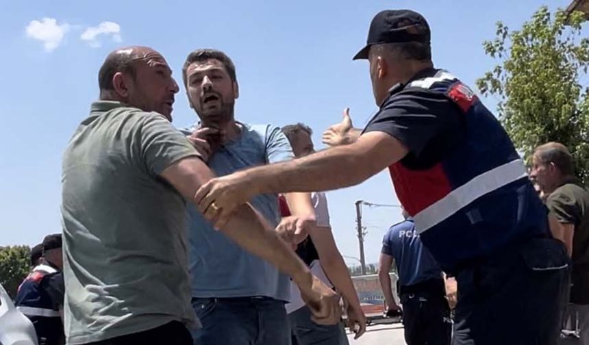Kendisini görüntüleyen muhabire saldırmaya çalışan şüphelilere emniyet ekipleri engel olmaya çalıştı. Ekiplere yönelik küfür, hakaret ve tehditlerine devam eden şüpheliler, jandarma ve polis ekiplerince biber gazı kullanılarak etkisiz hale getirdi. 